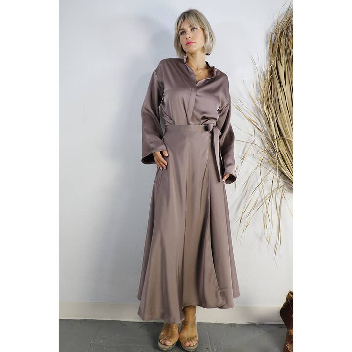 MALVE BRAUN CROP-TOP AUS SATIN MIT WICKELROCK für den Großhandel auf Faire10