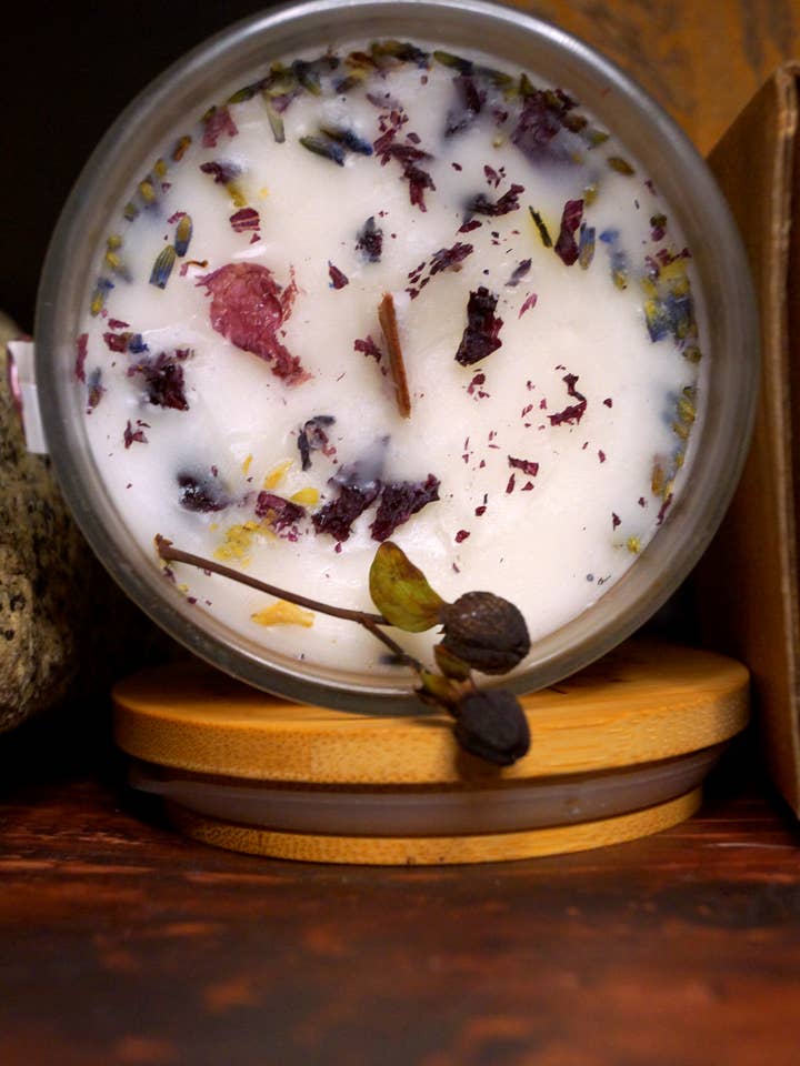 Candela di Bambù Lilly & Lavanda per la vendita all'ingrosso da parte di Kairós Homestead