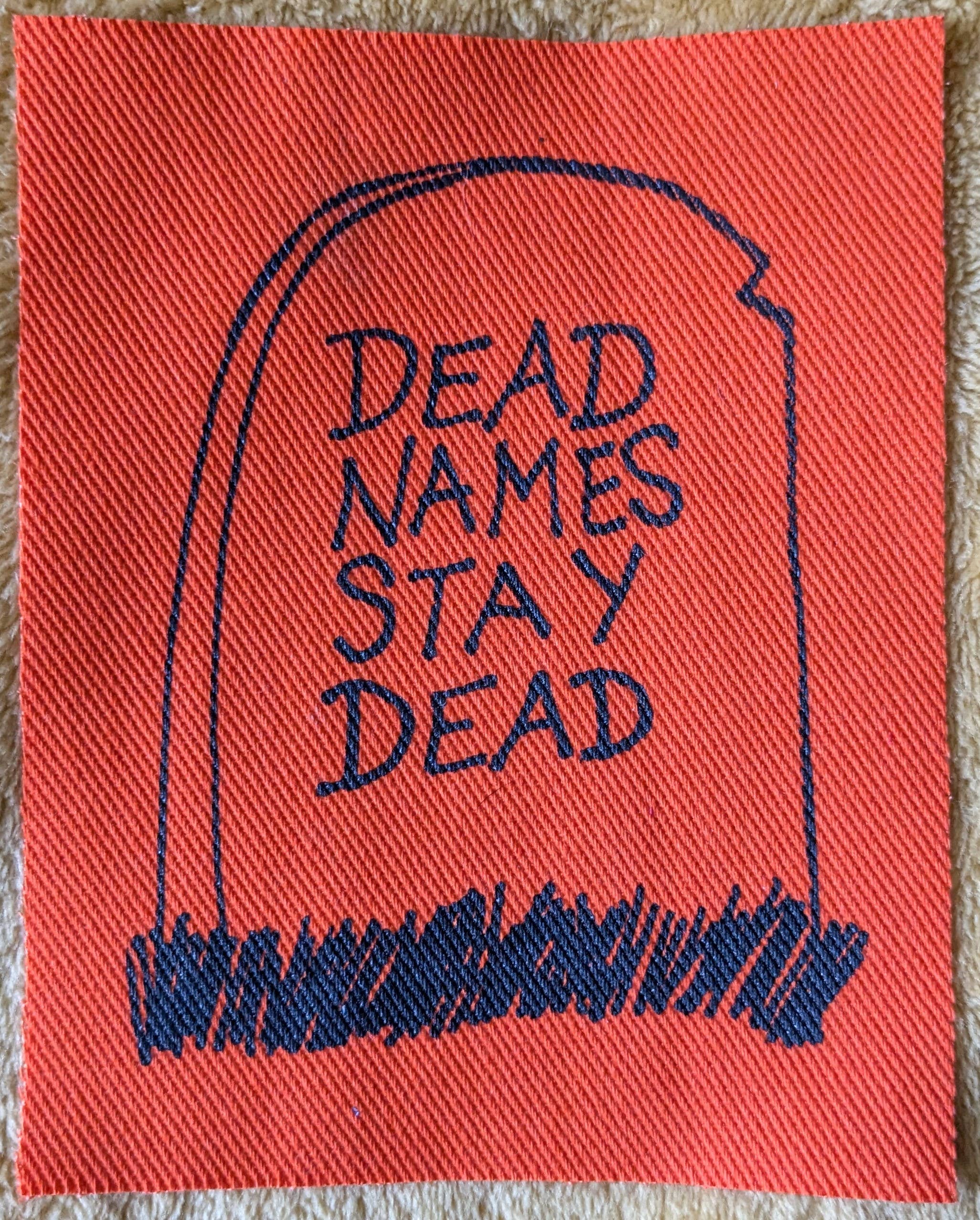 Zeppy Stardust Studios - Venta al por mayor Parches - Parche serigrafiado de Dead Names Stay Dead