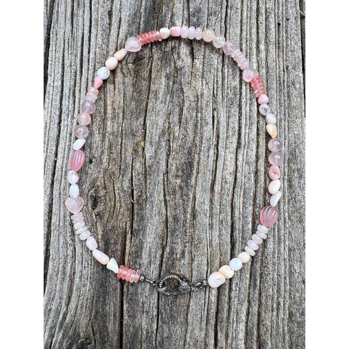 Collier en perles hétéroclites d'opale rose avec fermoir en diamant pour la vente par ILISSA MICHELE JEWELRY