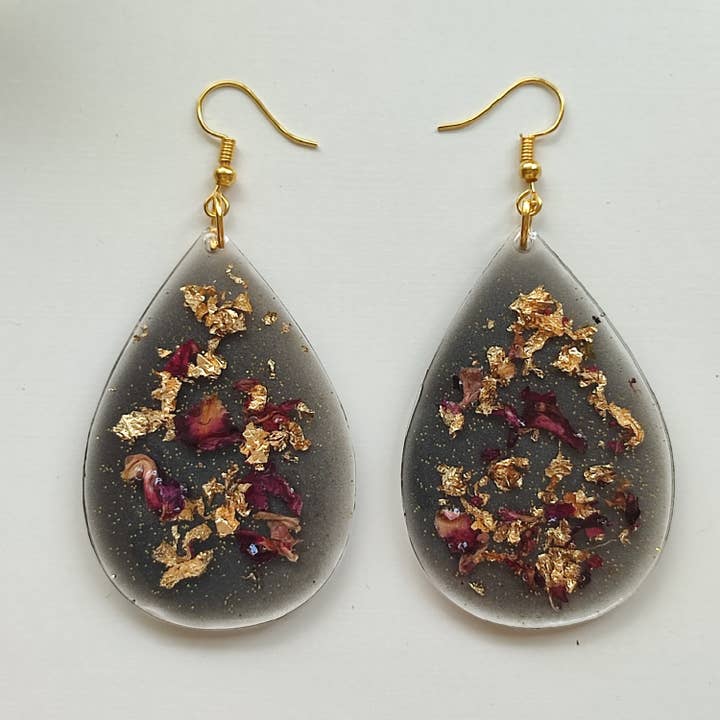 Earrings with dried flowers and golden flakes for wholesale by DioniCreations