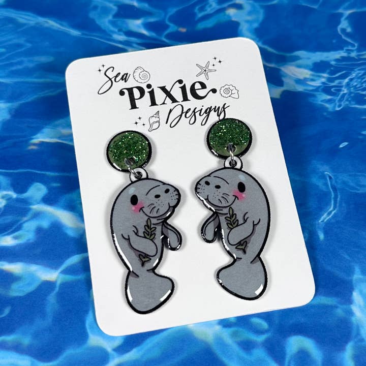 Sea Pixie Designs – wholesale Hängande örhängen – Glitter Manatee Dinglande Örhängen, Kustnära & Lätta