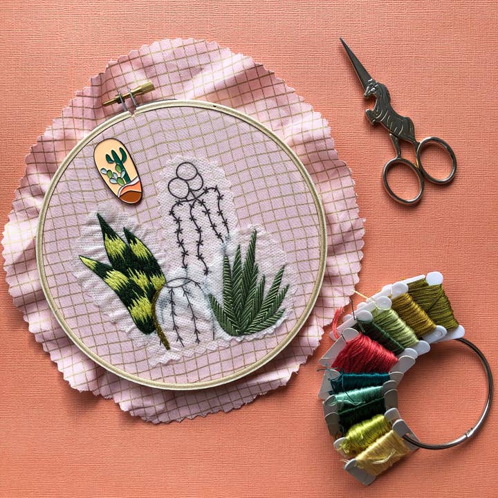 Broderie détaillée à la main en forme de cactus - Motif Peel Stick & Stitch pour la vente par MCreativeJ