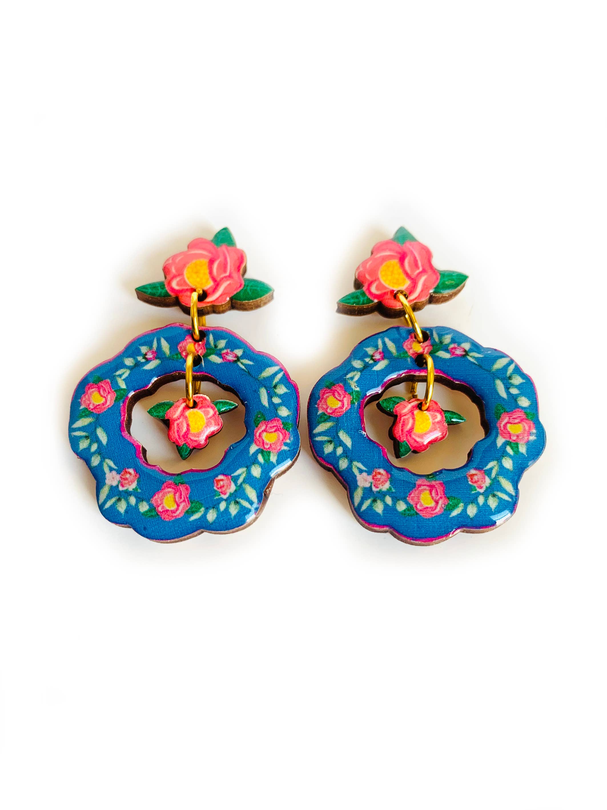 Rosie Rose Parker – Großhandel Ohrhänger – Blumige Statement-Ohrhänger mit blauen Blumen für den Sommer1