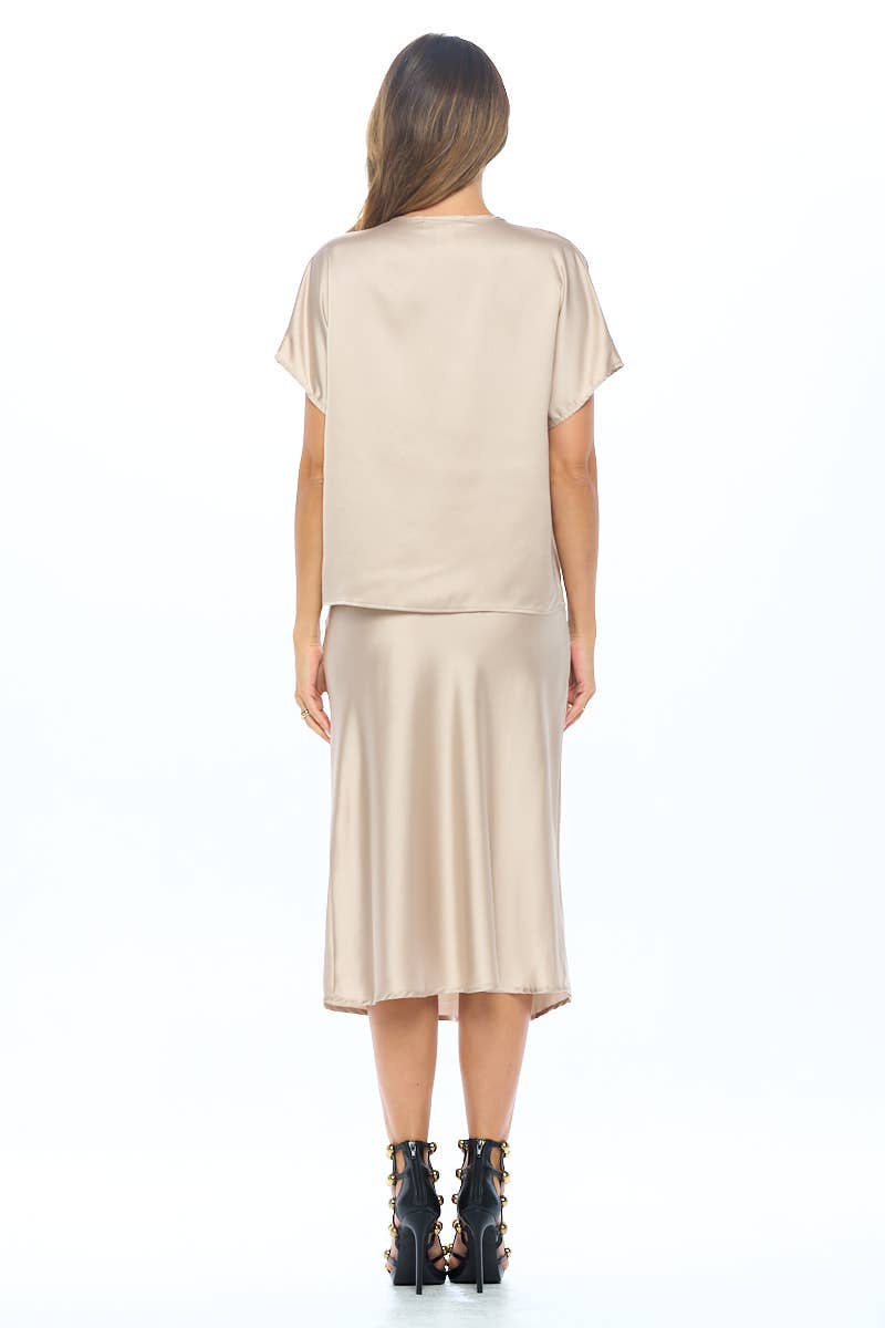 BEIGE Top a maniche corte con collo ad anello in raso made in USA in vendita all'ingrosso su Faire6