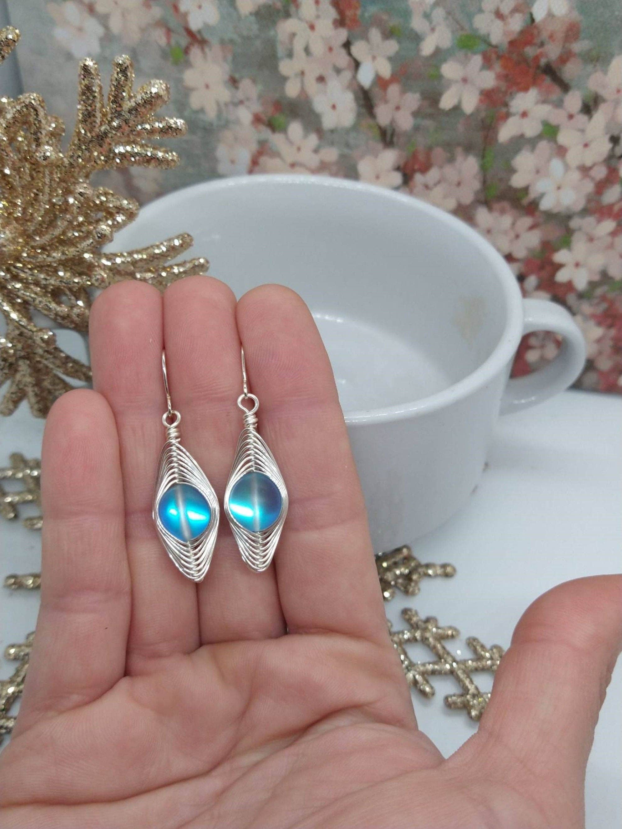 Bad Apple Designs – wholesale Hängande örhängen – Iriserande sjöjungfruglasörhängen,, Strandbrudbröllopörhängen, Havsglas dinglande örhängen, Trådflätade droppar2