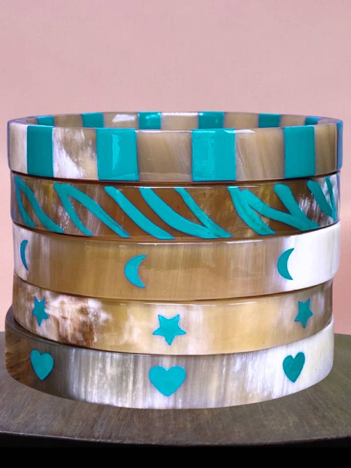 Bright Green Star Horn Bracelet 10mm 33 for wholesale by JolieJulie-MaLune-VentiLLo