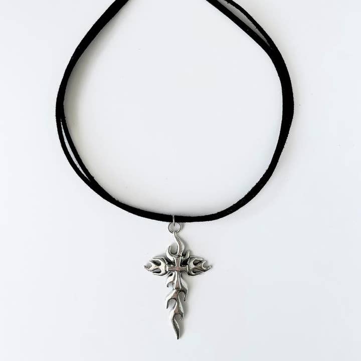 Collier à cordon avec pendentif croix en argent pour la vente par Steph Marie Art