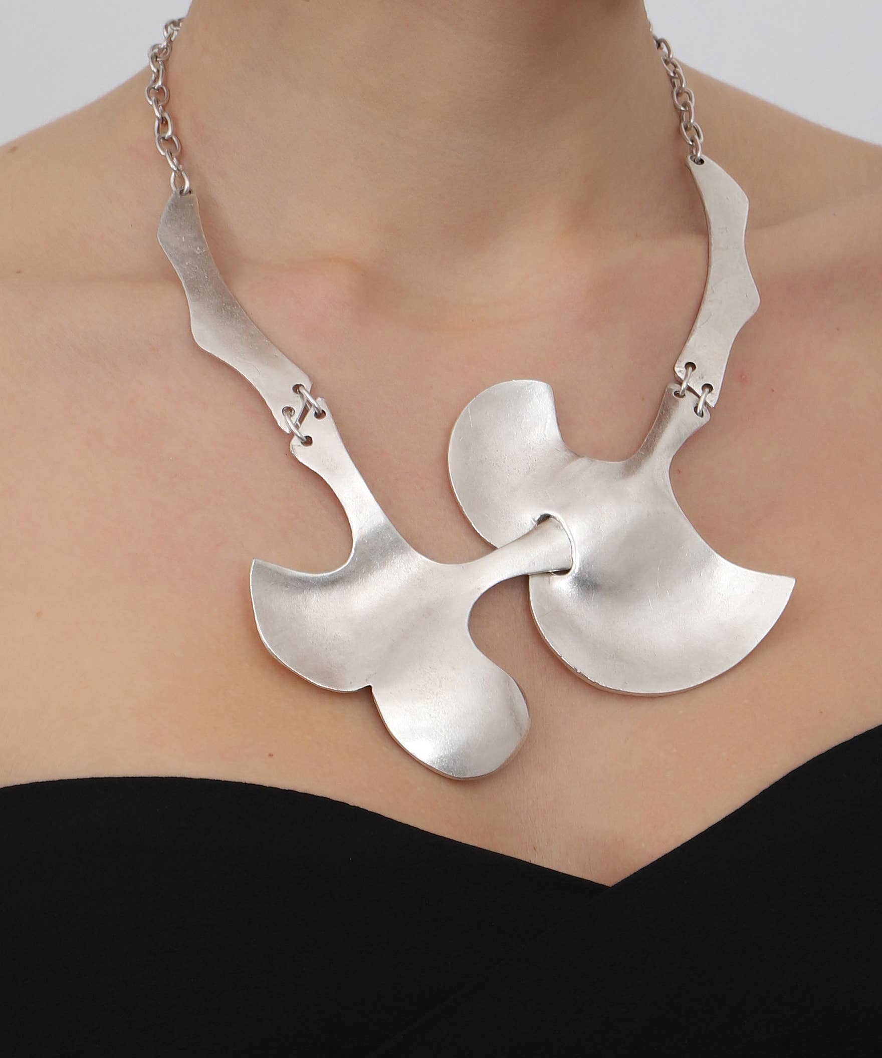 AVENS - Wholesale Pendant/Charm Necklace - Antique Silver Plated Big Leafs Pendant Necklace1