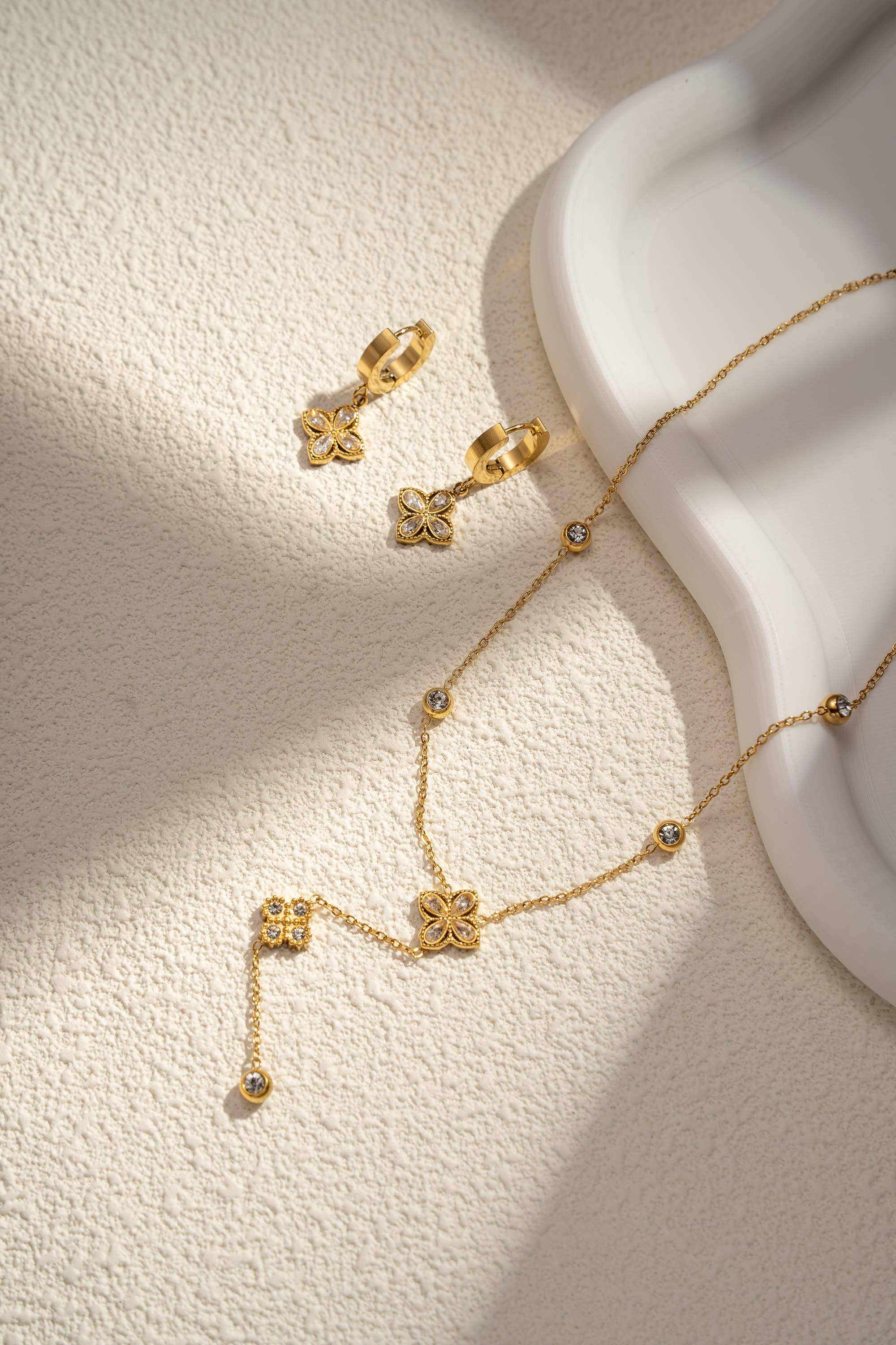 COSMOS - Wholesale Pendant/Charm Necklace - Y Necklace Stainless Steel Clover adorned with crystal Elegance3