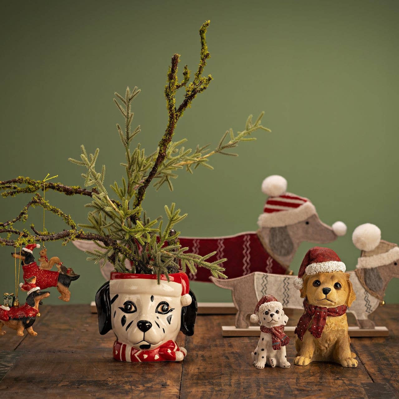 Wurm - Vente Décoration de Noël - Chien en feutre rouge sur socle en bois (L/H/P) 33x18x4cm1