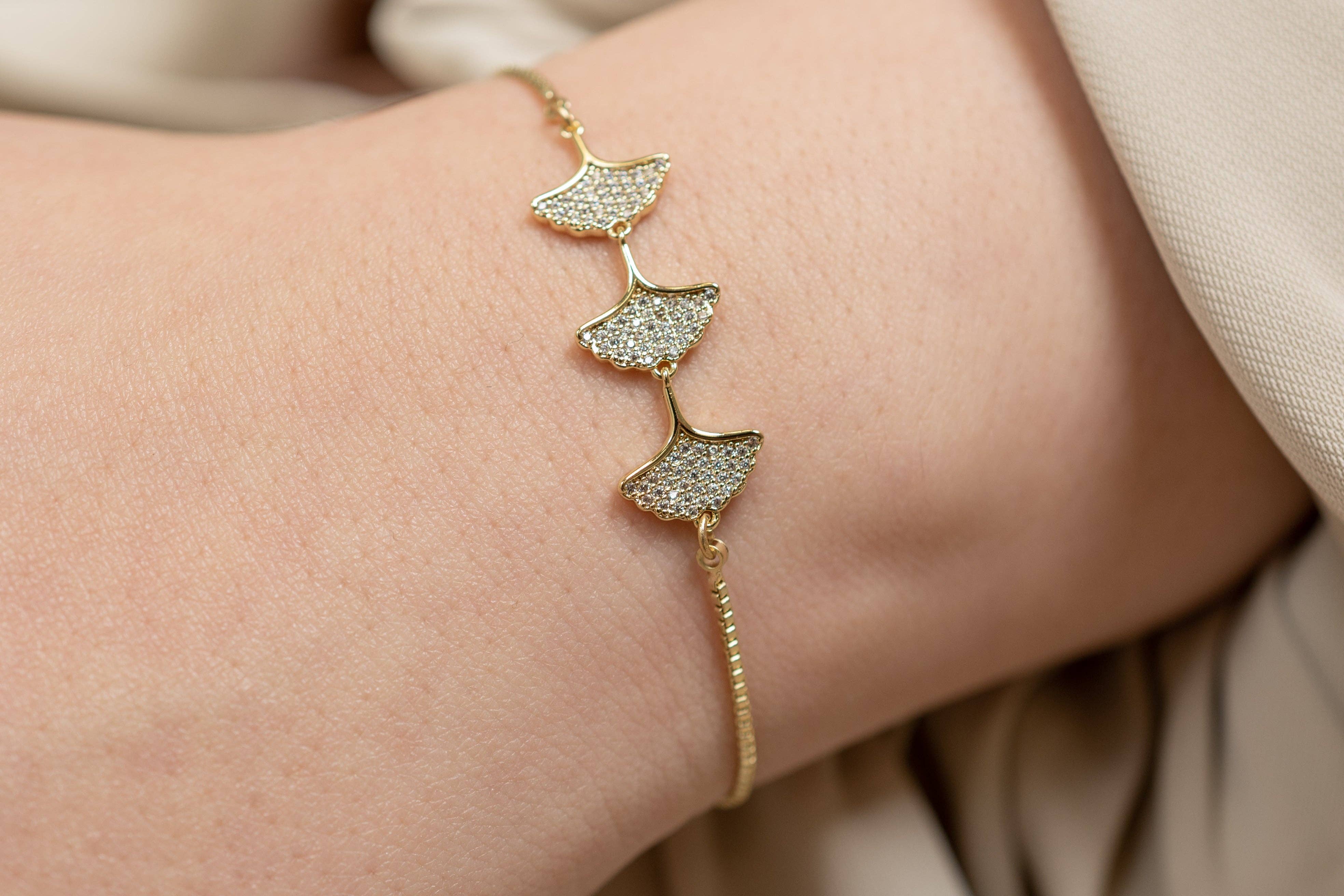 Harma – Engroshandel Armbånd med vedhæng – Floral Petals Zirconia Justerbart Bolo armbånd2