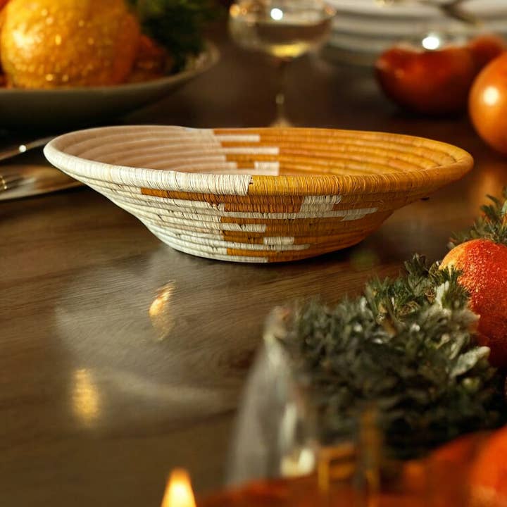 The African Home Goods - Vente Assiettes/plats/bols de décoration - Bol africain Bukedo d'Ouganda à échanger, orange clair avec blanc, 12" de diamètre1