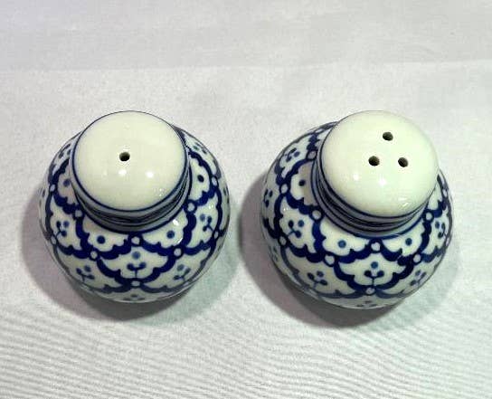 Sea Island Imports, Inc. – wholesale Salt & pepper shaker set – Salt and Pepper, Puff Ball Pineapple Design1