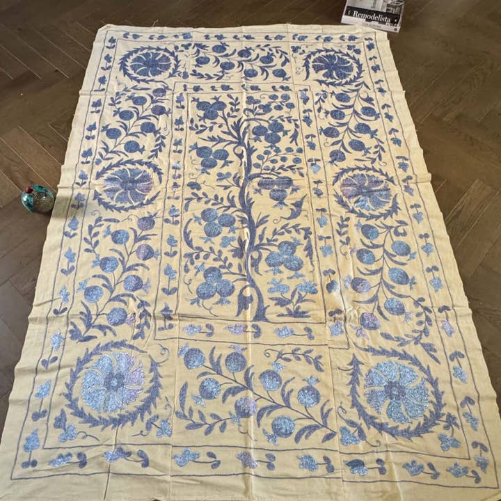 Textil Suzani Vintage Bordado a Mano – Diseño de Árbol de Granada Azul (150cm x 200cm) para venta al por mayor de Wildash London