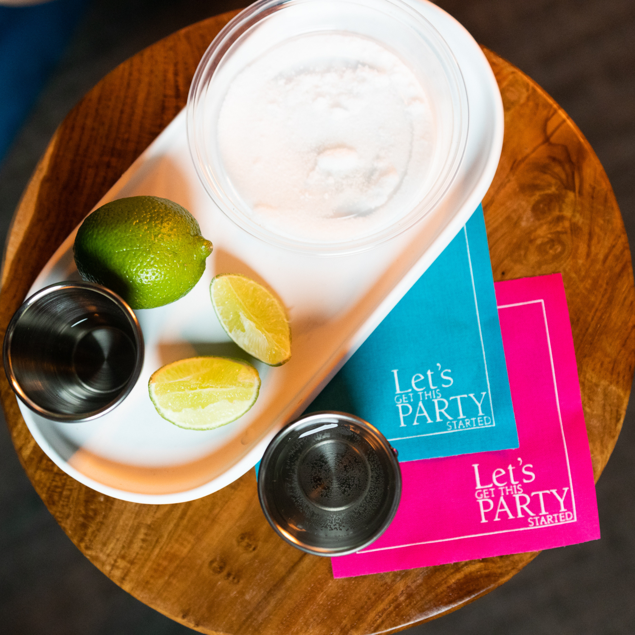 Table Theory (Formerly Toasting with Tara) - Vente Serviettes jetables - Rouleau de Serviettes à Cocktail en Coton : Le Vrai Turquoise (Bleu Électrique)5