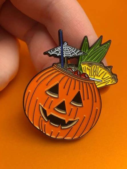 Épingle Summerween, Citrouille Jack-o-Lantern d'Halloween Effrayant Tiki pour la vente par Carrie Anne Hudson Art