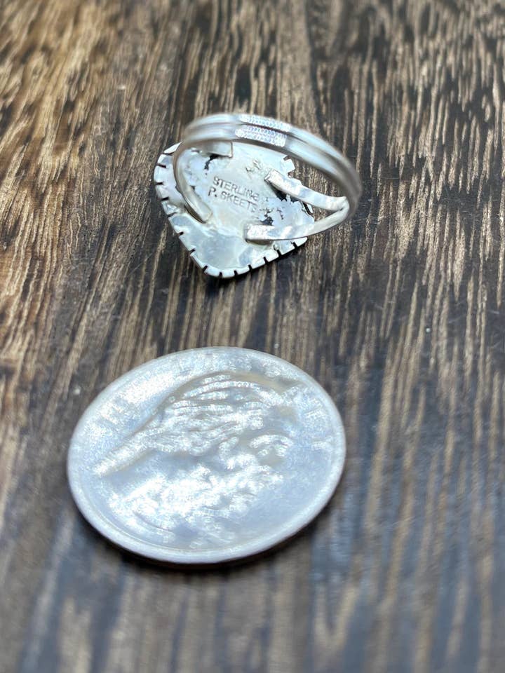 Bagues en bande en argent sterling fait main par les Navajos avec coquillage rose par Peggy Skeets pour la vente par Native City Jewelry