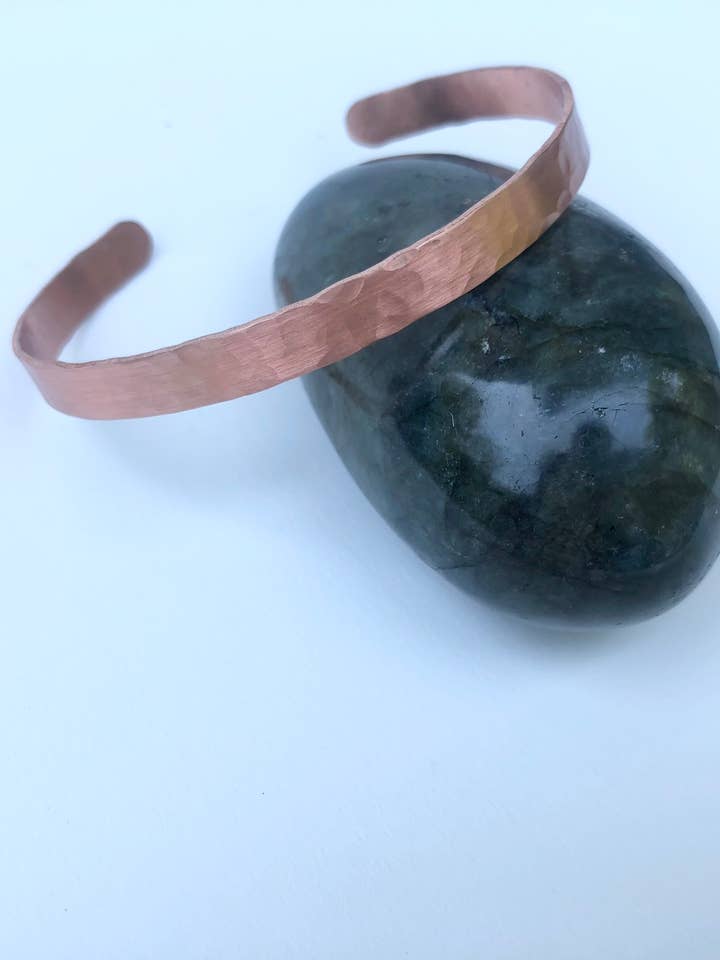 Manchette fine martelée cuivre pour la vente par Rising Dawn Boutique