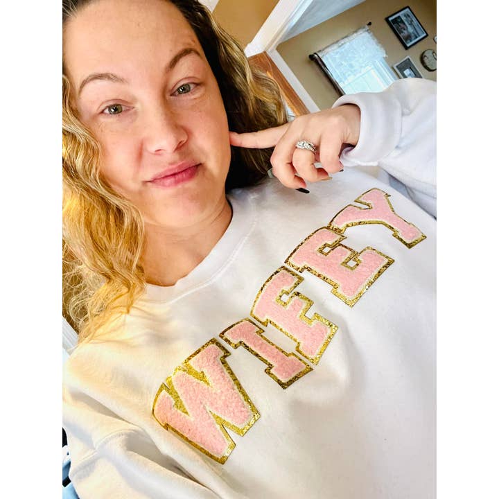 Sweat-shirt Varsity en chenille à lettres - WIFEY pour la vente par The Powerful Co.