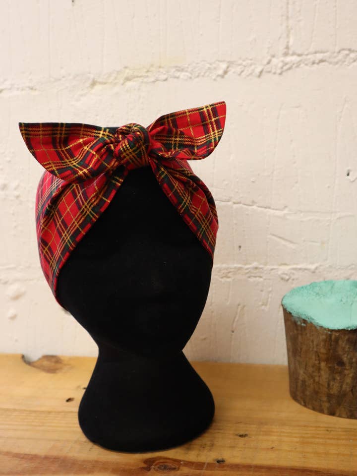 Foulard de Noël en tartan rouge doré pour la vente par Aye Aye
