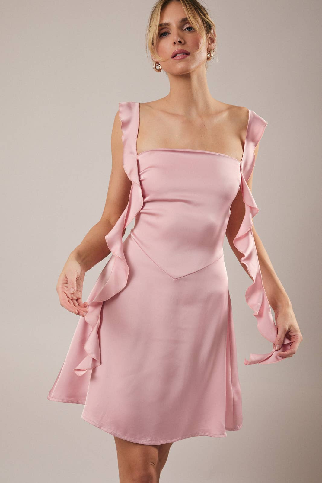 Rose Robe mini en satin à bretelles à volants en vente sur Faire5