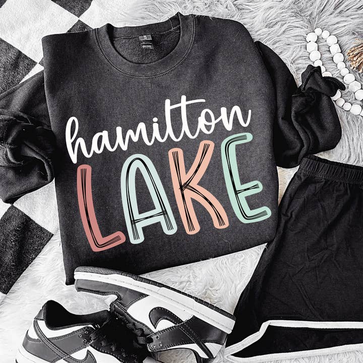 Felpa o maglietta personalizzata con lago, grafica personalizzata del lago per la vendita all'ingrosso da parte di TwelveTwentyTees