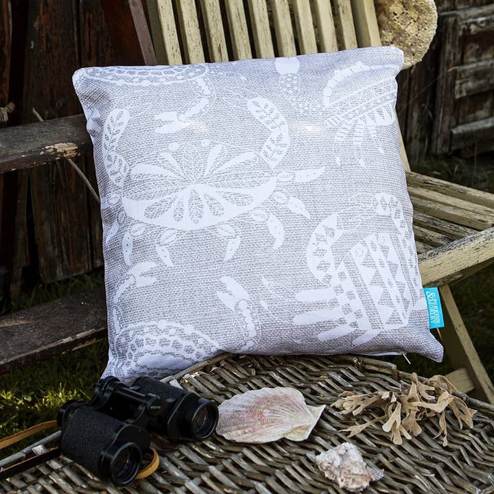 Cojín de exterior color crema de cangrejo sobre color crudo para venta al por mayor de Perkins & Morley