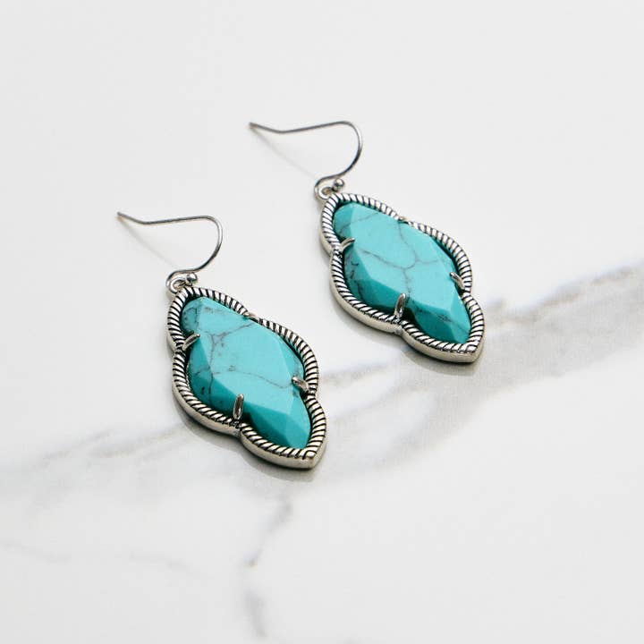 Turquoise hangende oorbellen in zilverkleur voor wholesale door Lilla Haven
