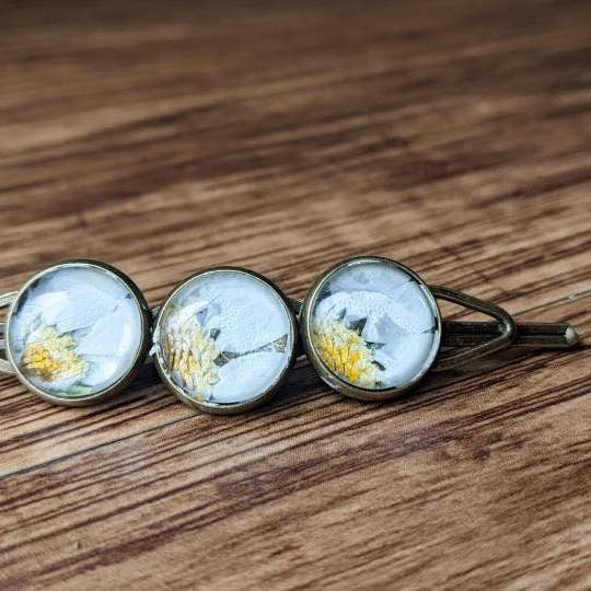 Accessoires pour cheveux de fleurs pressées, accessoires et bijoux de marguerites, véritables marguerites pressées, cadeau botanique, cadeau de coiffeur, barrette florale pour la vente par With Grace Jewelers