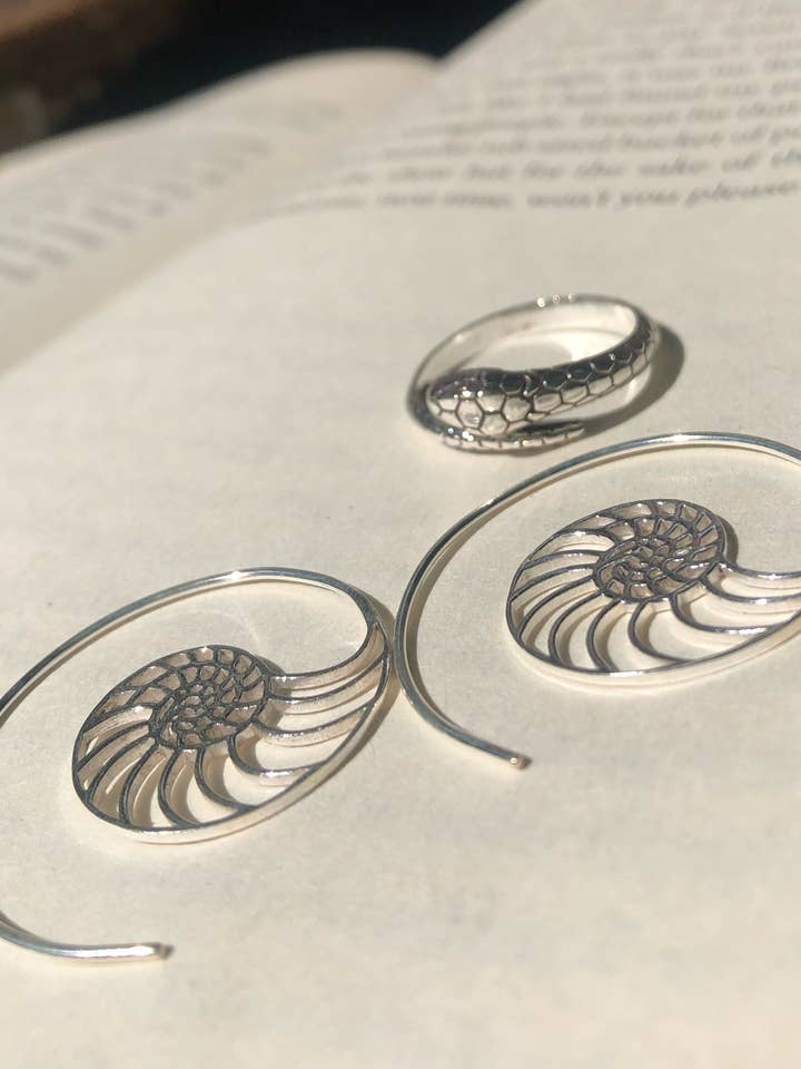 Conjunto de Brincos e Anel de Serpente em Prata de Lei 925 (15% de DESCONTO) por atacado de Meelah Collections