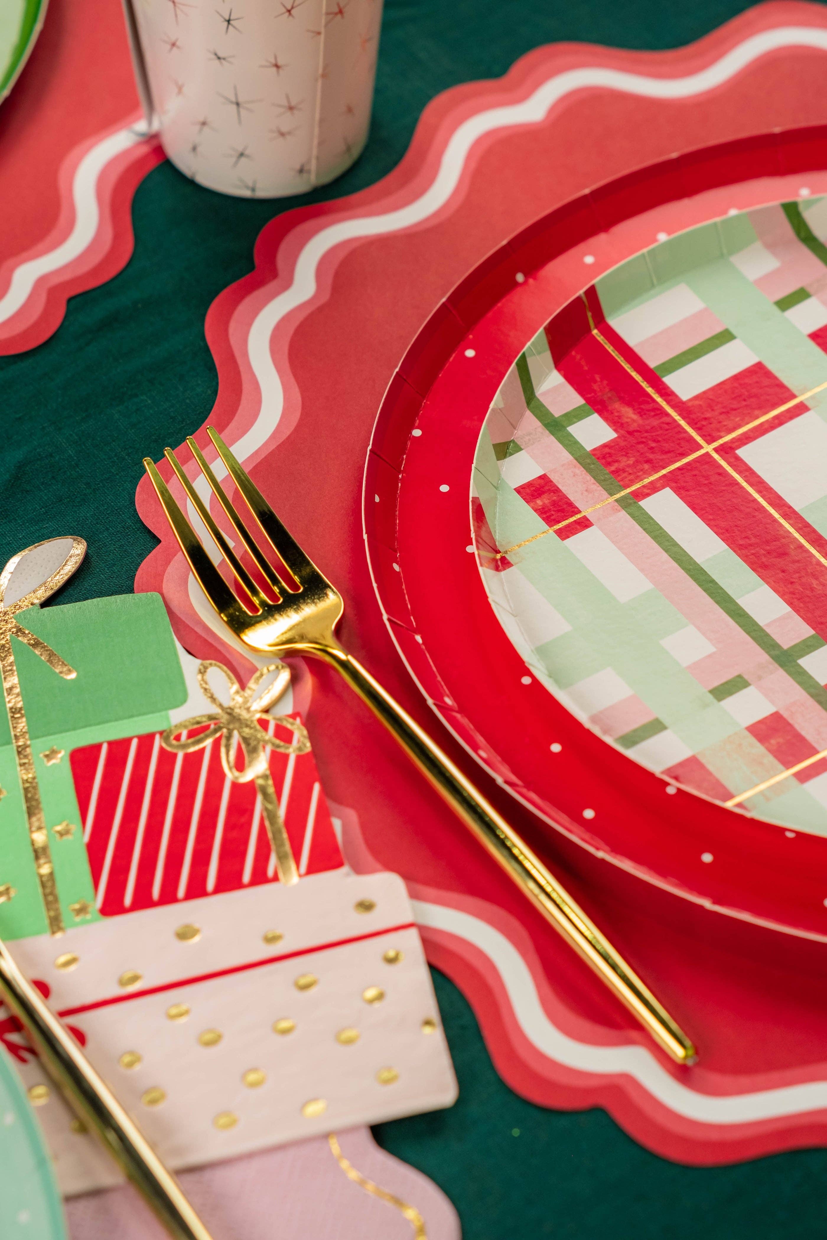 Gatherings by Curated Paperie - Wholesale Disposable Plate - HOL25-DNP7-Christmas Cheerful Dinner Plates10