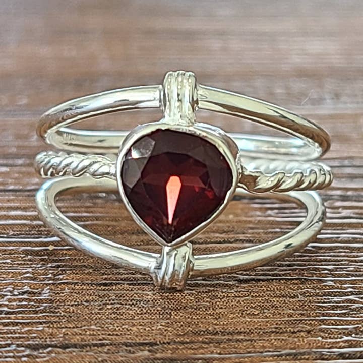 Facettierter Herzring aus 925er-Sterlingsilber für den Großhandel von jaded., llc