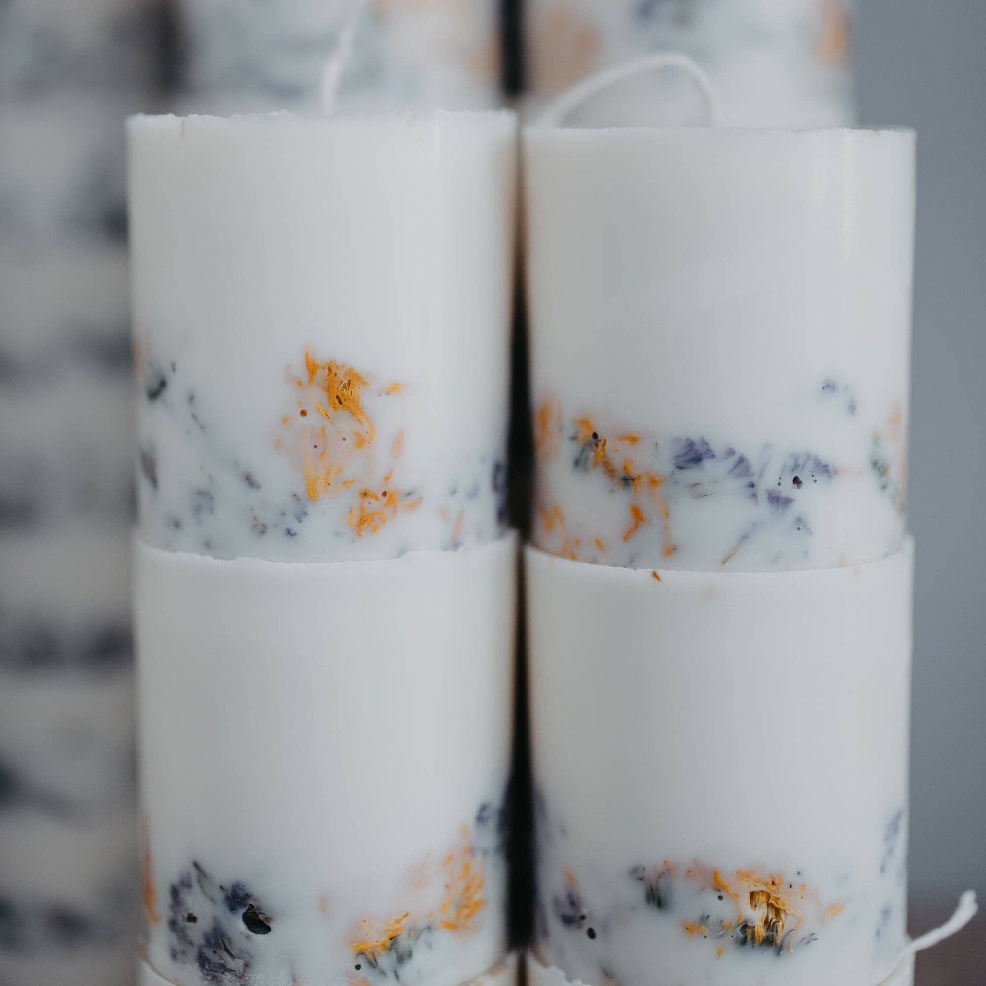 the MUNIO – Großhandel Stumpenkerze – WILDBLUMEN-SÄULENKERZE1