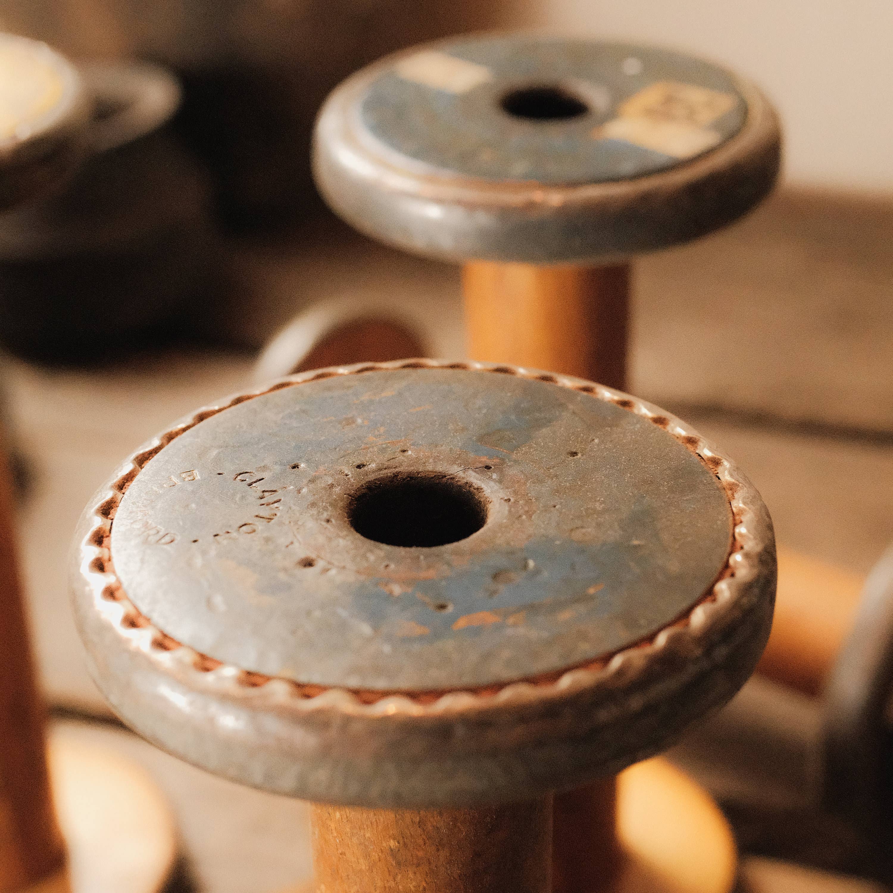 Golden Oldies Antiques – Objeto de mesa decorativo por atacado – Par (2) de Carretéis Industriais de Tecido2