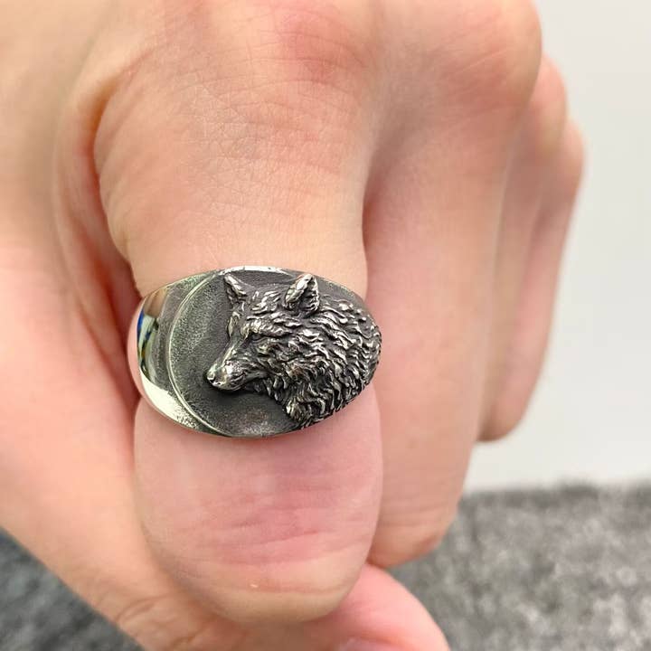 Mio Queena - Wholesale Signet Ring - Men's Jewelry Stainless Steel Wolf Ring - MJ/MR