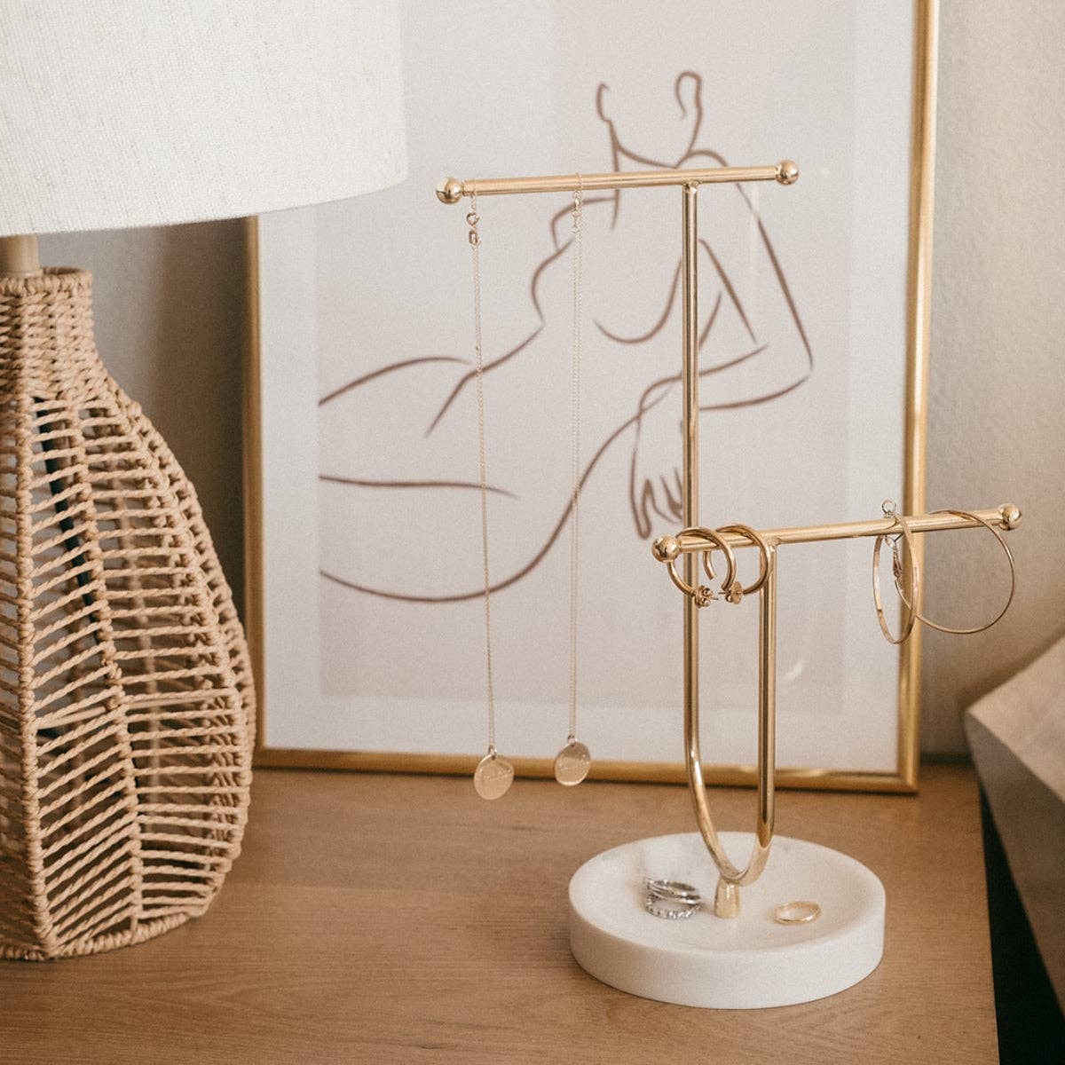 Andrea House – wholesale Smyckesmonter – Modern smyckesställ i guld med marmorfot för badrum3