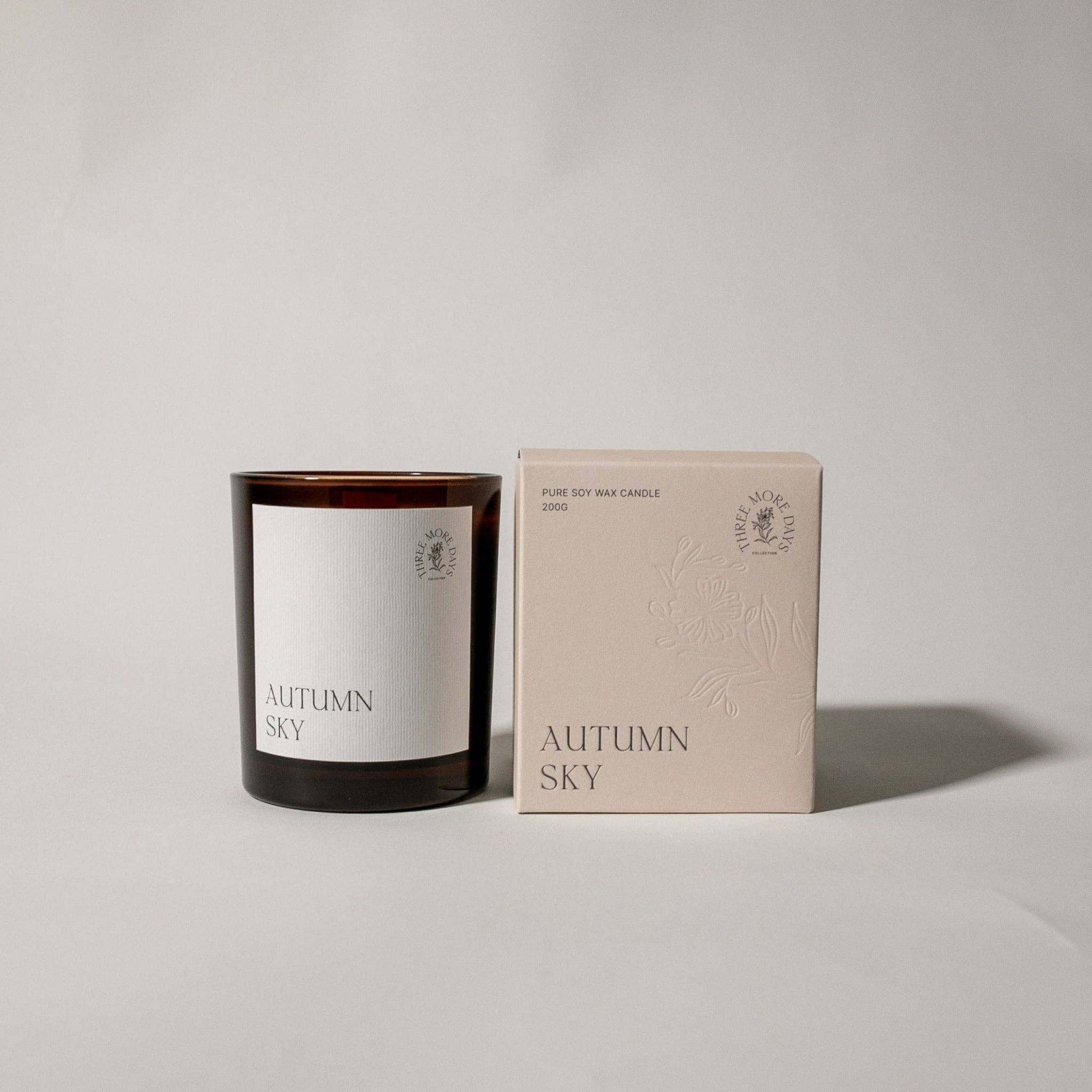 Three More Days Collection – Engroshandel Glaslys – EFTERÅRSHIMMEL: GARDENIA /SOLBÆR/YLANG-YLANG/PATCHOULI/TRØFFEL/ HVIDT MOSKUS RAVLYS 200G2