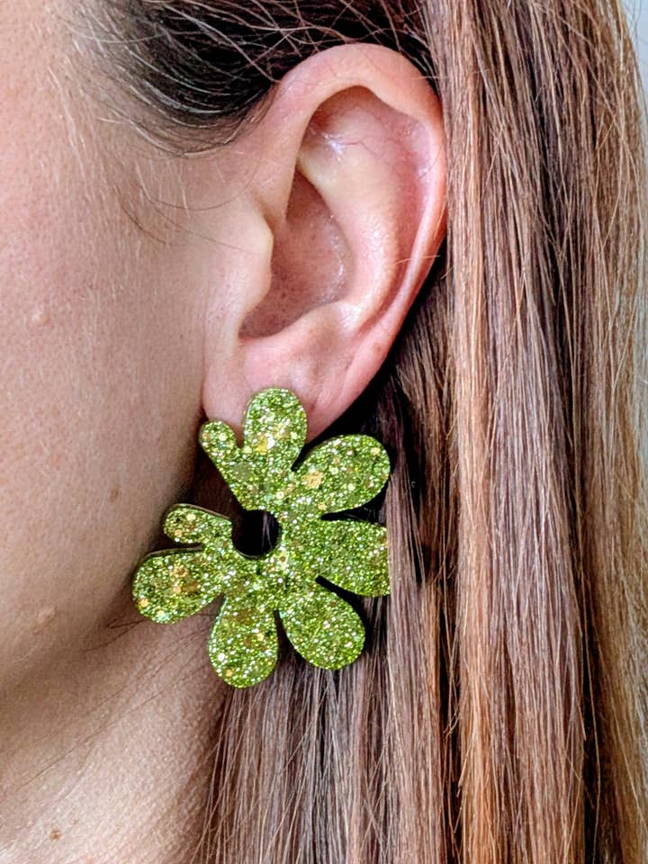 Brincos maxi flor amêndoa por atacado de L'atelier Nounille