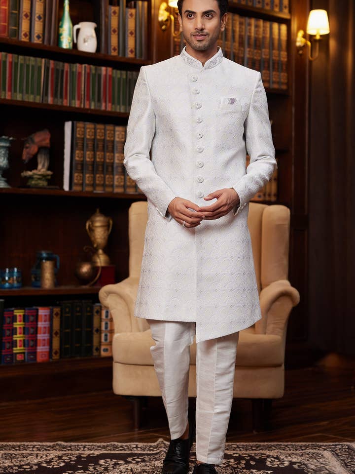 Off White Jacquard Zijde Indo Westerse Traditionele Sherwani Lange Kurta & Broek voor Mannen voor Bruiloft - Borduurwerk voor wholesale door HATKE BRIDE
