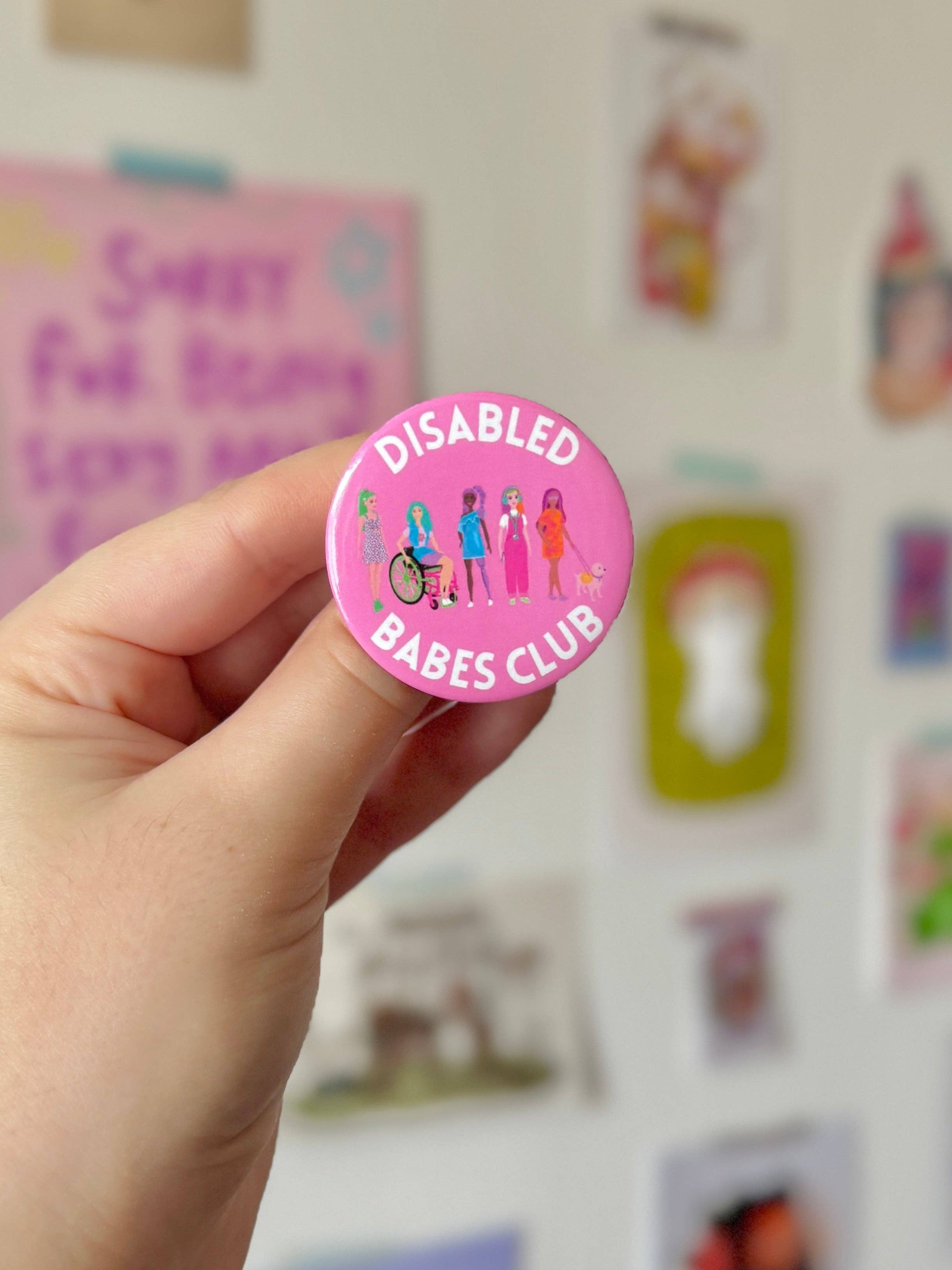Crafted in chaos - Vente Épinglettes/boutons - Club des Bébés Handicapés - Insigne0