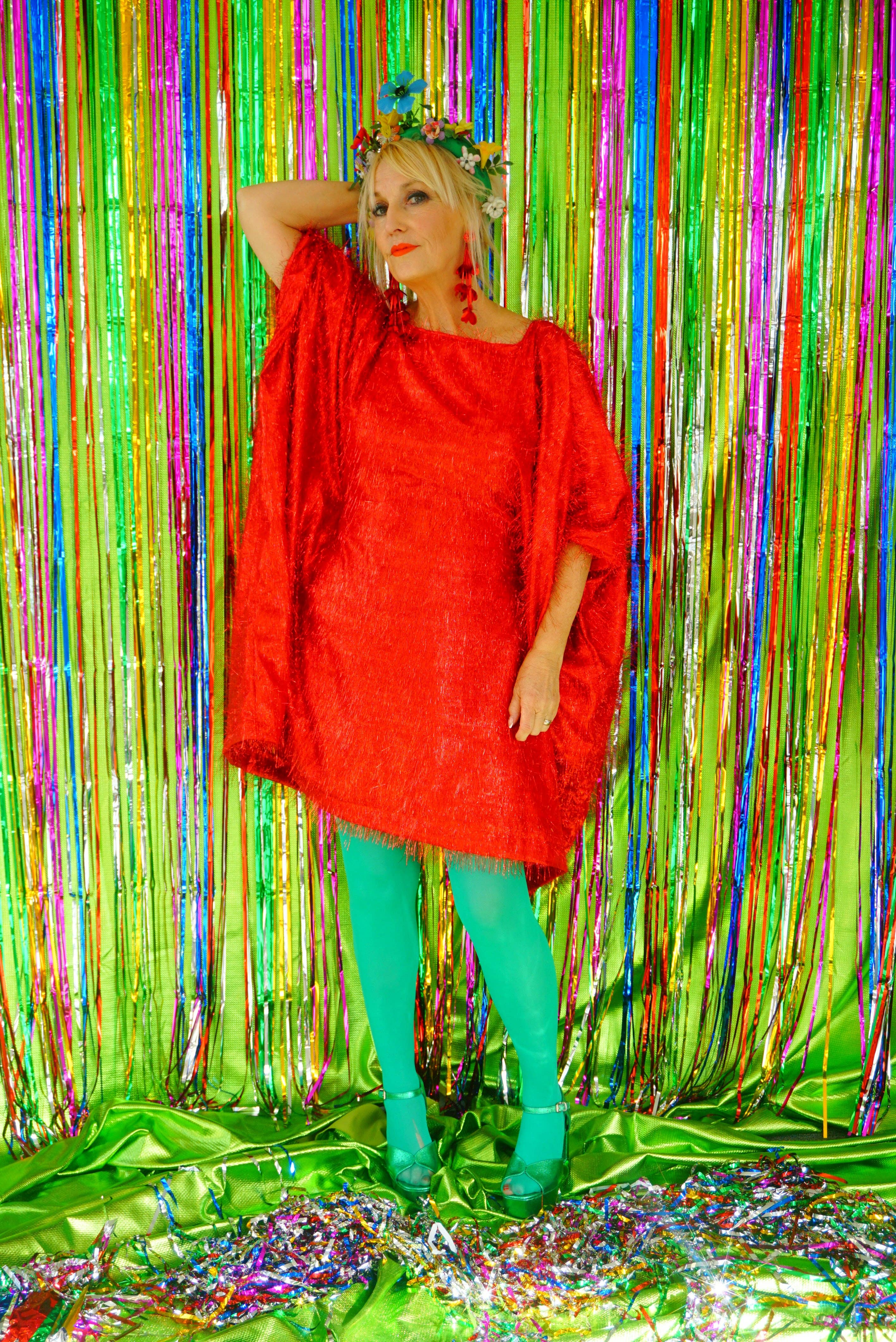 Fumbalinas - Vente Caftan – femme - Robe de fête mini kaftan rouge à paillettes et cheveux en tinsel8