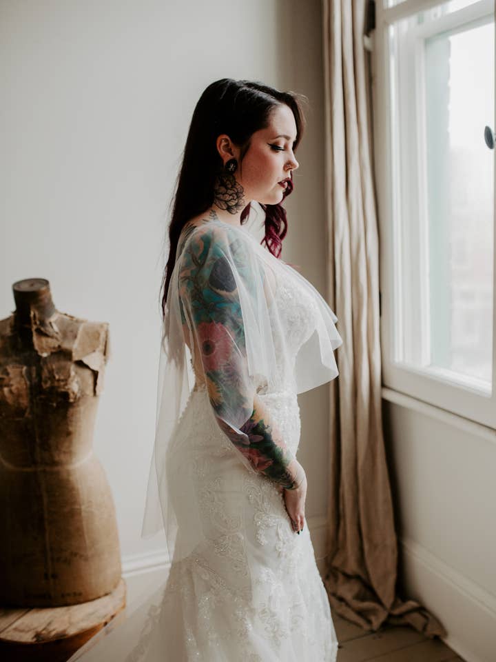 Cape simple pour la vente par Ruffled Rose Veils