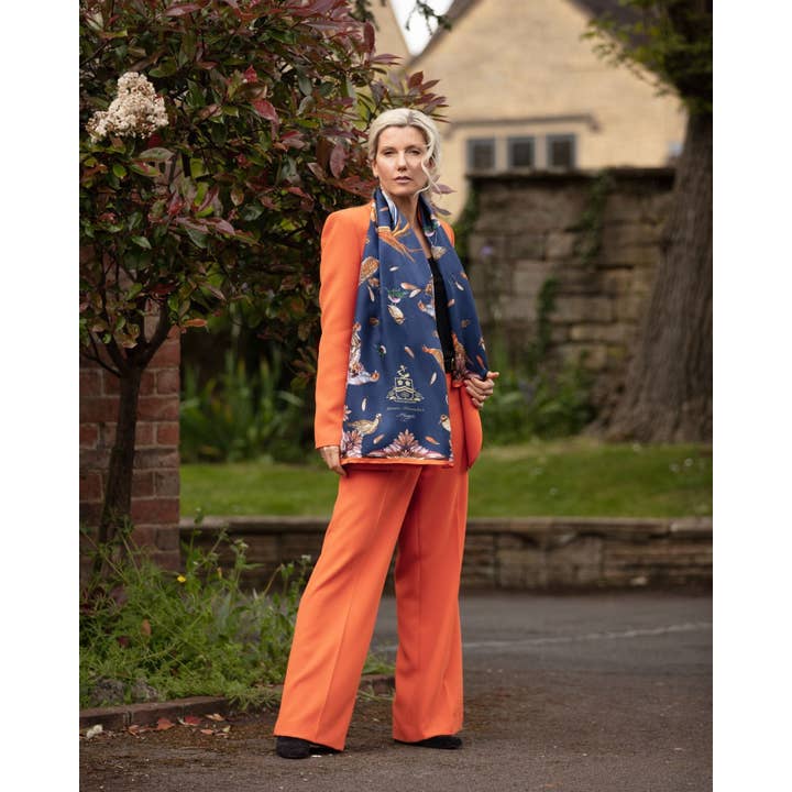 Rapphöns Oegentligheter Marin & Sevilla Apelsin Klassisk Sidenhalsduk för wholesale av Clare Haggas