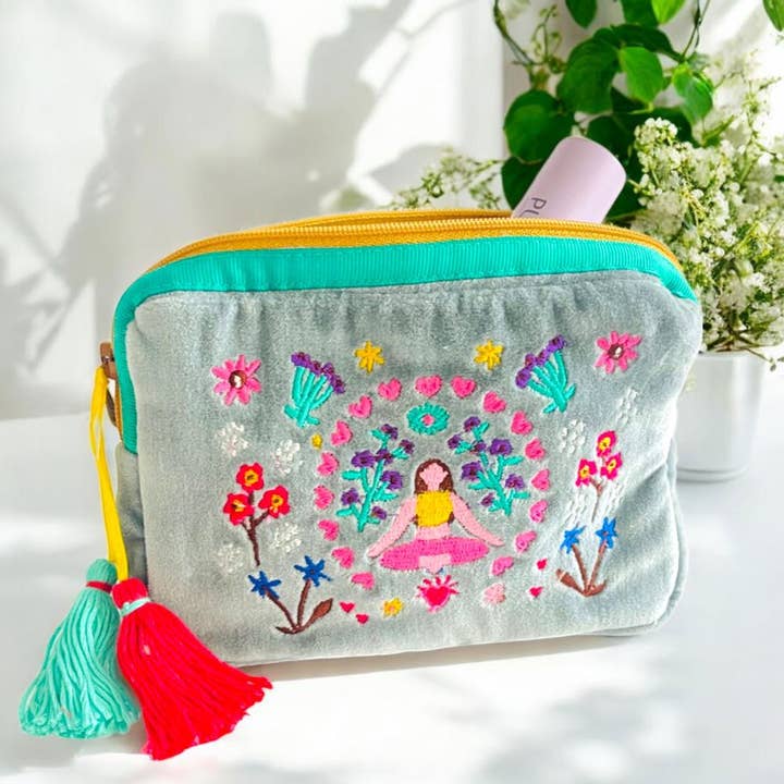 Cosmetic Bag S Velvet Yoga Flower Circle Sky Blue for wholesale by NOÏ Hamburg