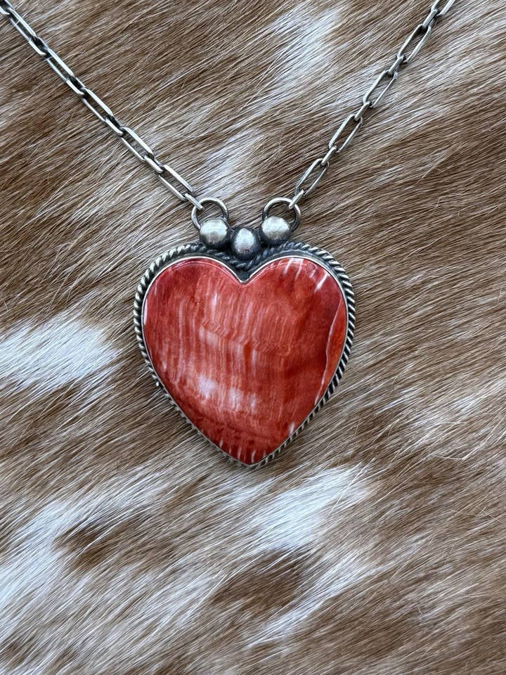 Navajo handgefertigte Halskette aus Sterlingsilber mit rotem Spiny Oyster in Herzform, 20” für den Großhandel von Native City Jewelry