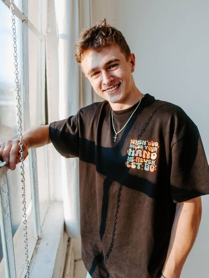 Camiseta Unisex Cuando Dios Sostiene Tu Mano para venta al por mayor de The Good News Apparel