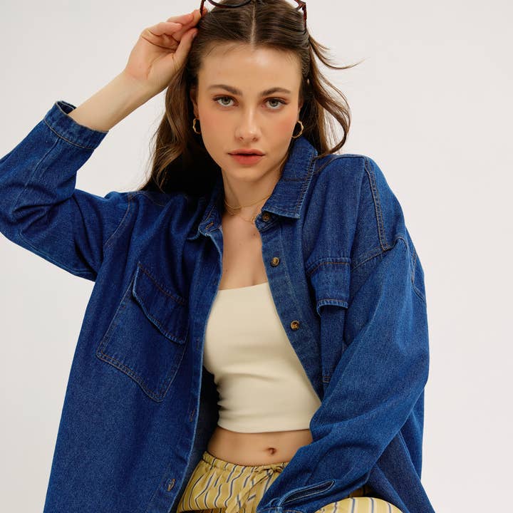 CHEMISE EN JEAN FONCÉ SURDIMENSIONNÉE AVEC POCHES pour la vente par idem ditto