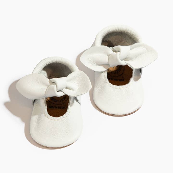 Zapato de bebé con lazo anudado blanco brillante tostado para venta al por mayor de Freshly Picked
