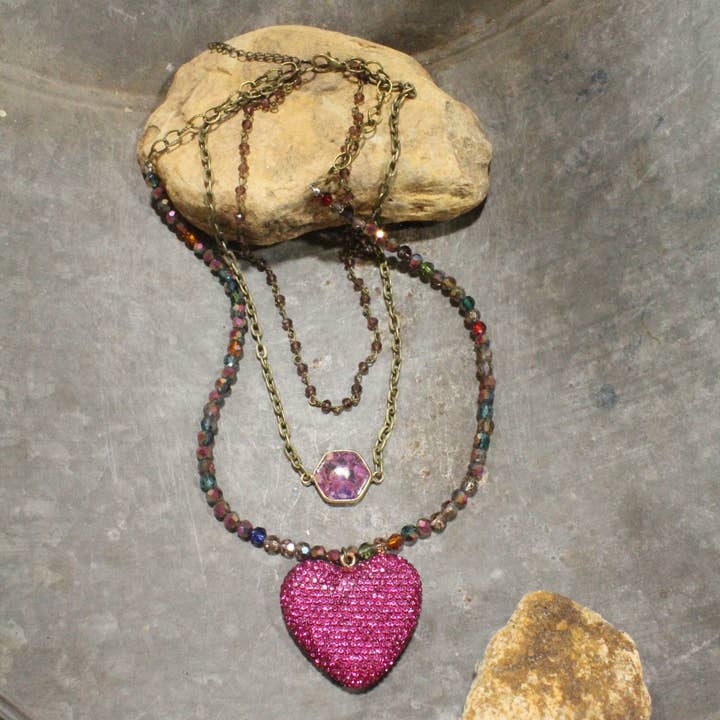 Collier Bohème à Couches avec Cœur de Framboise et Goutte de Pierre pour la vente par The Primitive Peddler, Inc.